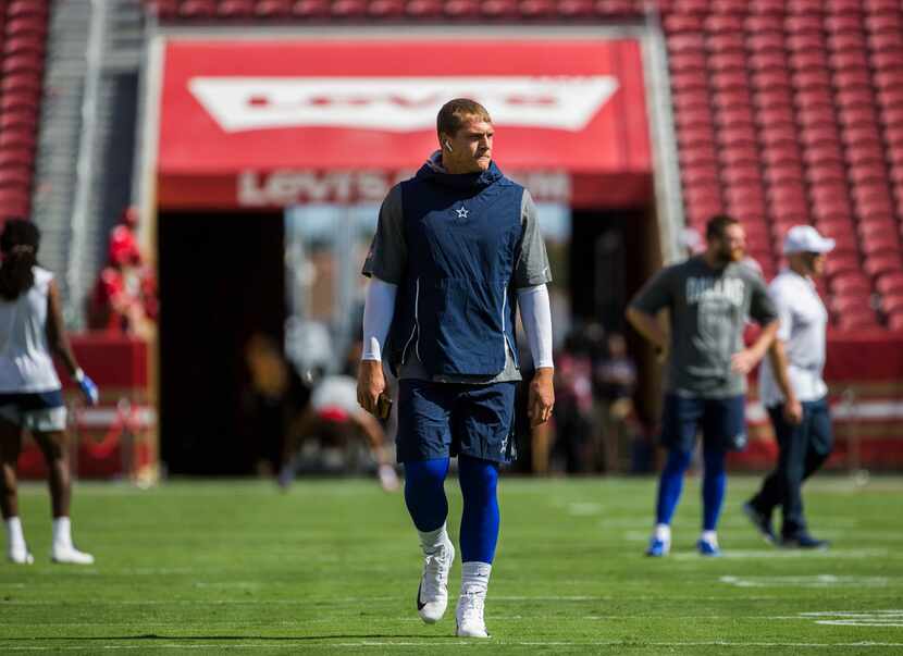 Dallas Cowboys outside linebacker Leighton Vander Esch (55) warms up before an NFL preseason...