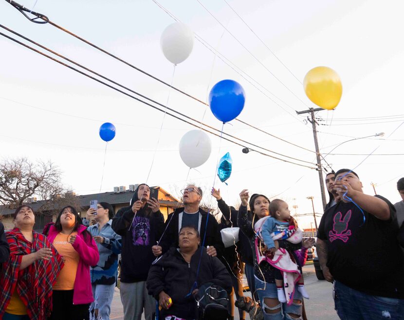 Familiares y amigos de Juvenal Antero soltaron globos en memoria del hombre asesinado el 30...