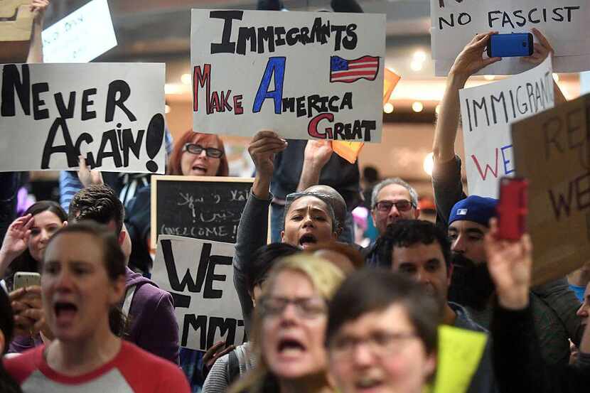 Personas protestan en el Aeropuerto Internacional de San Francisco ante la medida de...