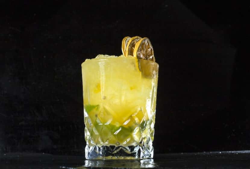 La caipiriña passion necesita limón amarillo y verde. Puedes sustituir la pulpa de maracuyá...