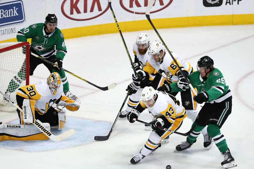 Dallas Stars right wing Brett Ritchie (25) and Pittsburgh Penguins left wing Conor Sheary...