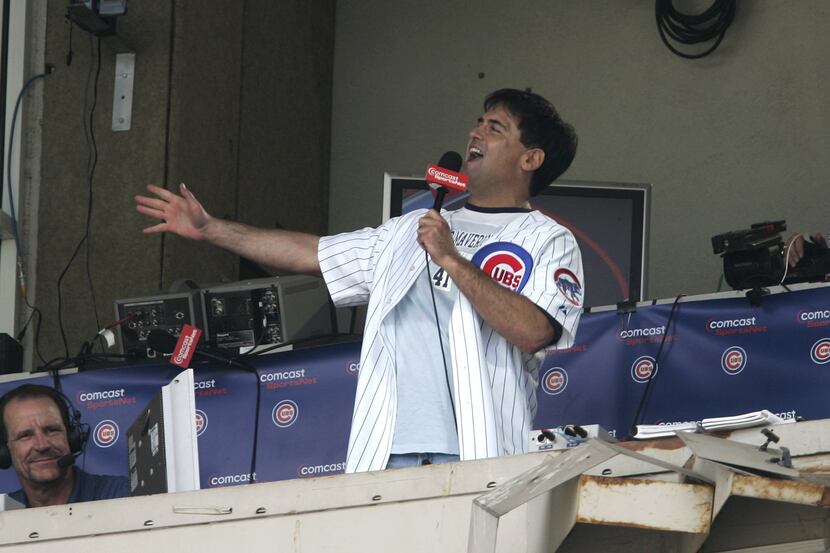 ORG XMIT: *S0423794909* CHICAGO - JULY 15:  Mark Cuban, owner of the Dallas Mavericks, sings...