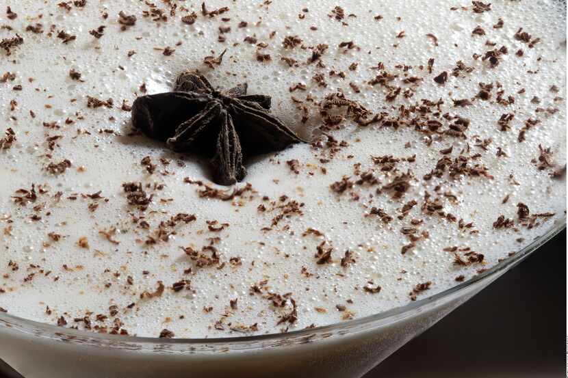 Foto de una bebida con espuma de clara de huevo.