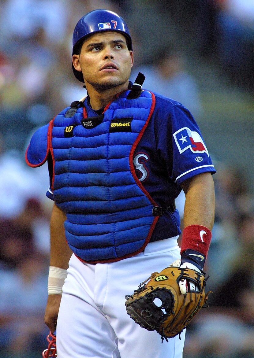 Iván Rodríguez en 2001, con el uniforme de Texas. PHOTO/Paul BUCK (Photo PAUL BUCK/AFP/Getty...