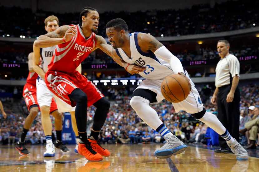 Dallas Mavericks guard Wesley Matthews (23) drives around Houston Rockets guard K.J....