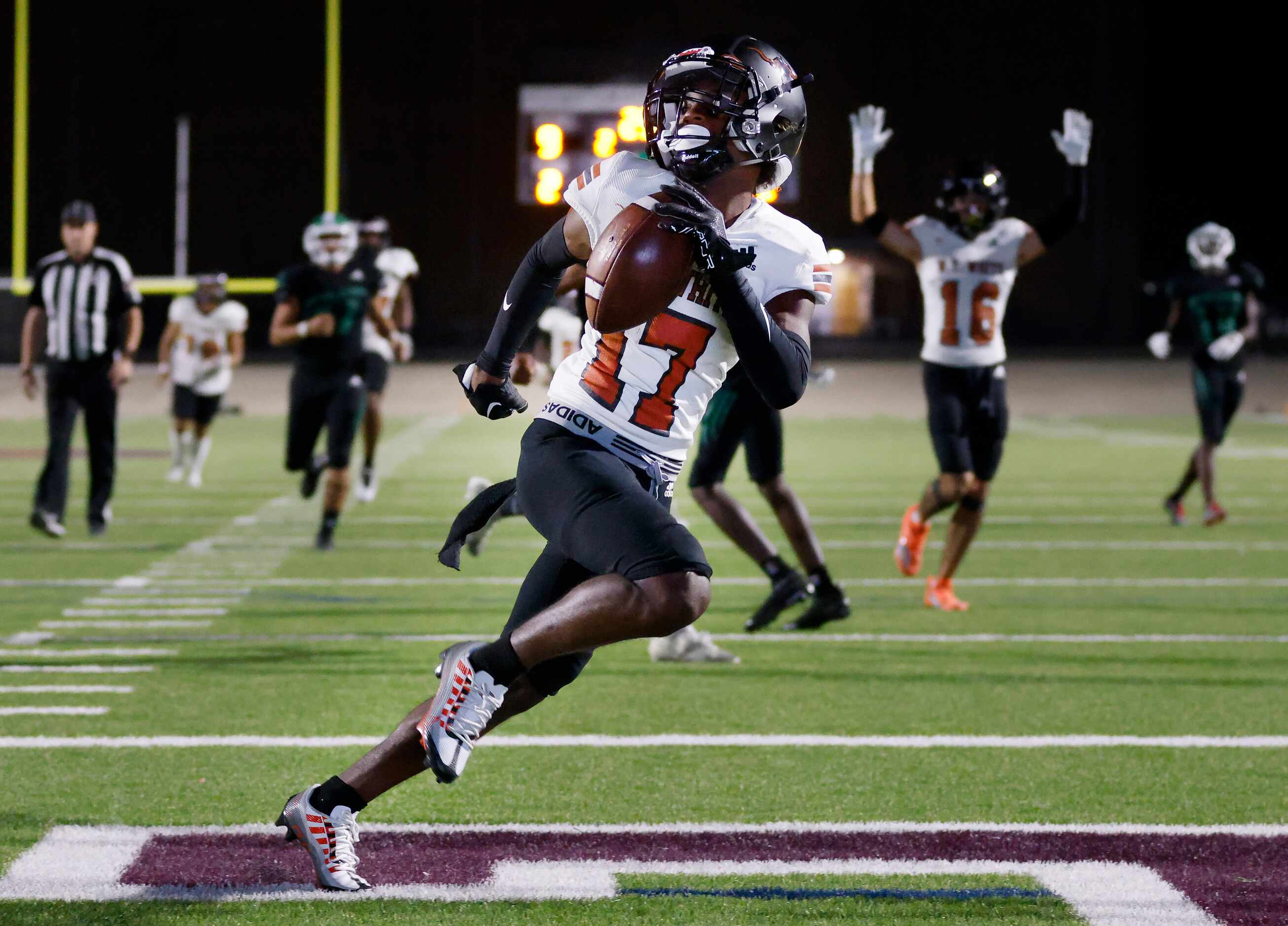 W.T. White wide receiver Bralon Beasley (17) scores a long catch and run for a late second...