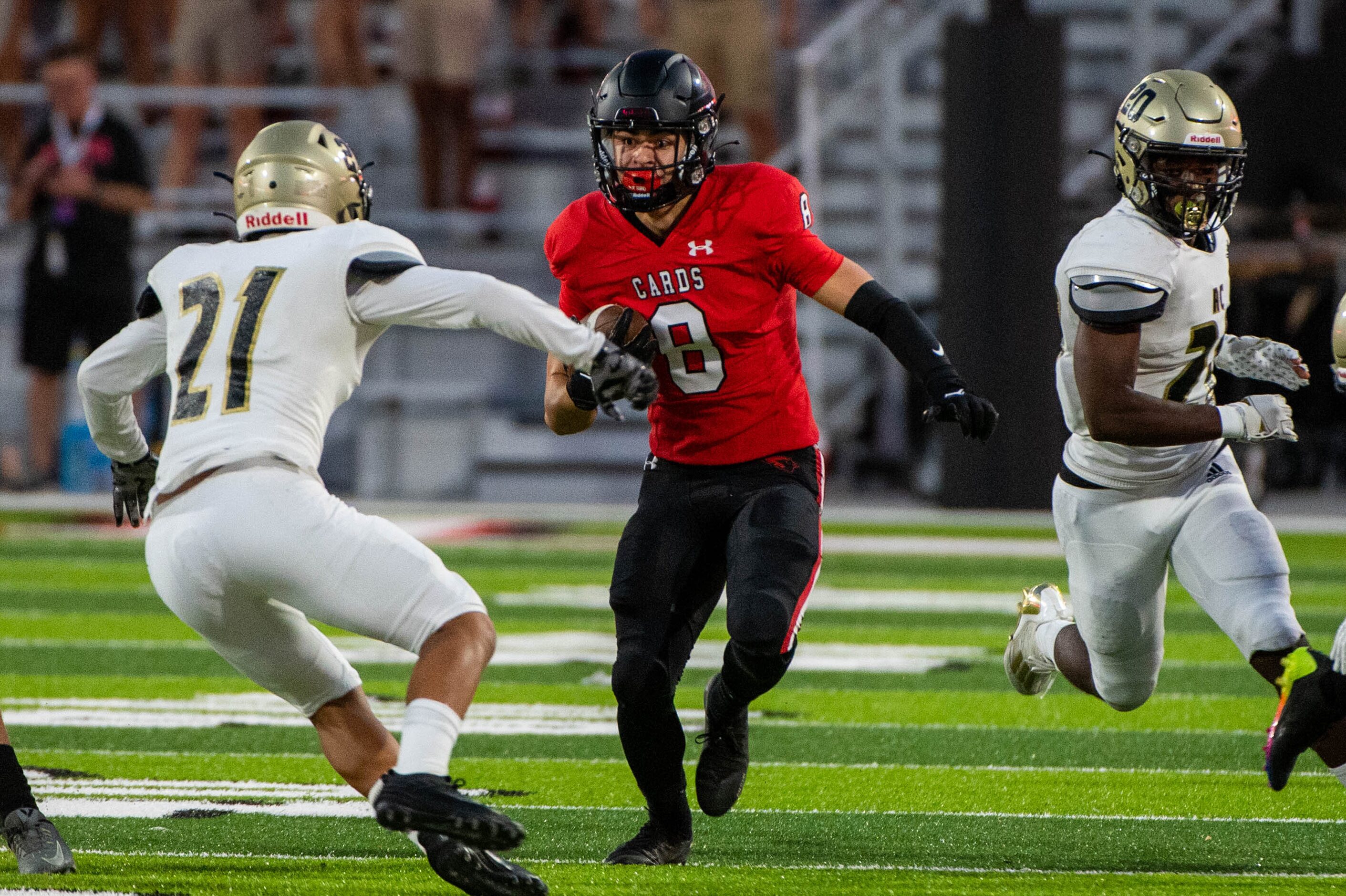 Melissa's Jake Potucek (8) runs between Royse City's Angel Cruz (21) and De'marcus Johnson...