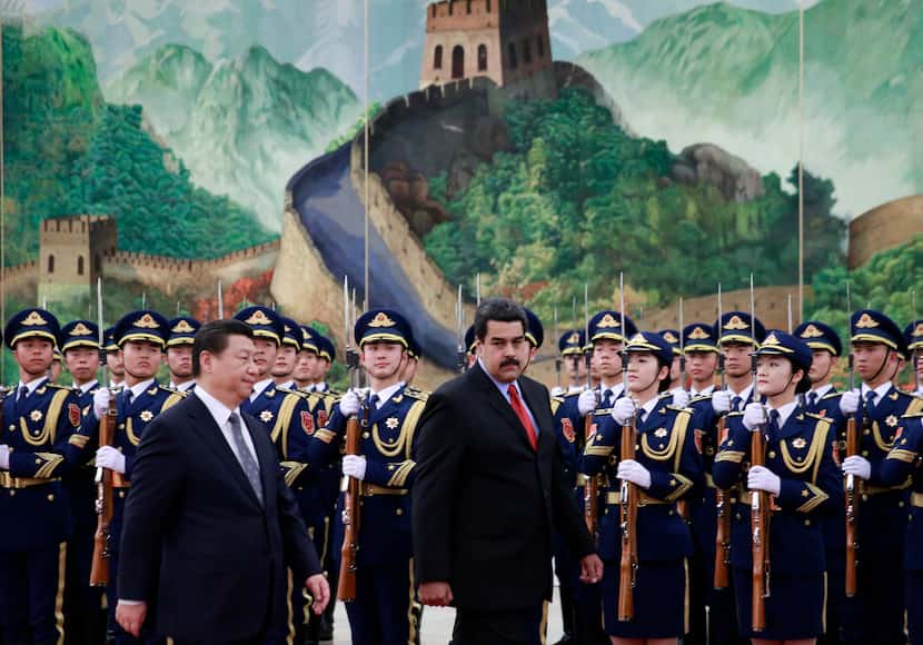 El president de Venezuela Nicolás Maduro (der.) con el mandatario chino Xi Jinping hacen...