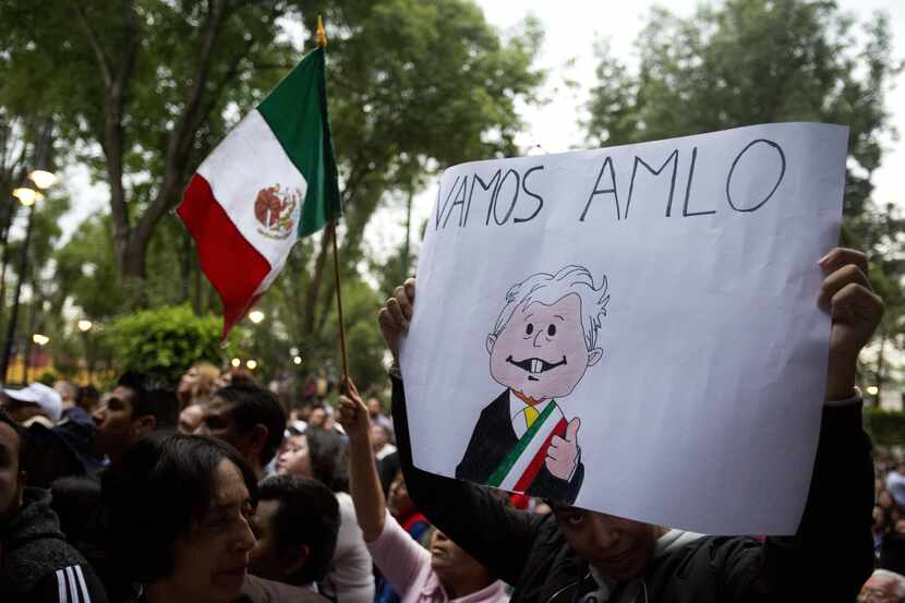 Un simpatizante de Andrés Manuel López Obrador porta una pancarta de apoyo a su candidato en...