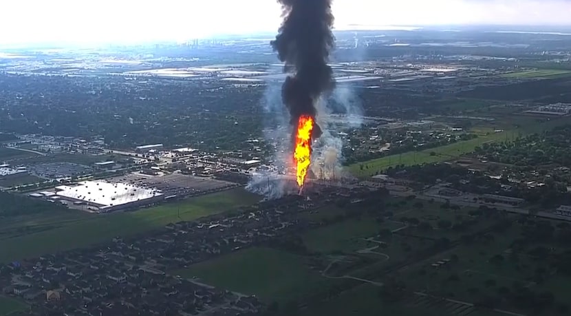 Incendio en un oleoducto en La Porte, Texas, el lunes 16 de septiembre de 2024.