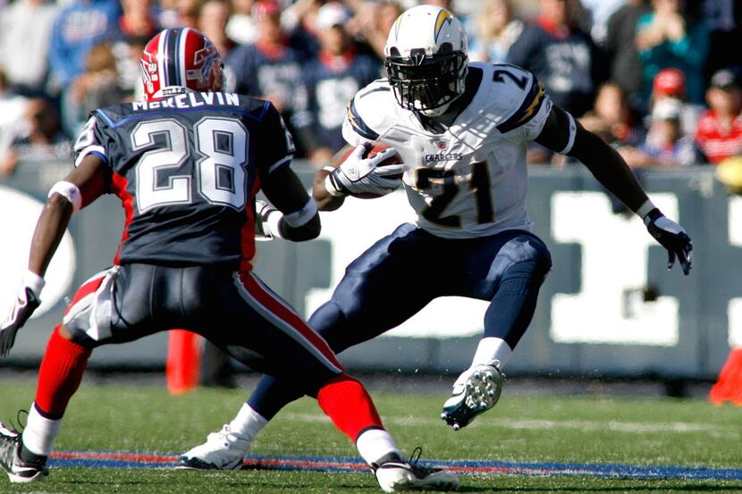 ORCHARD PARK, NY - OCTOBER 19: LaDanian Tomlinson #21 of the San Diego Chargers runs with...
