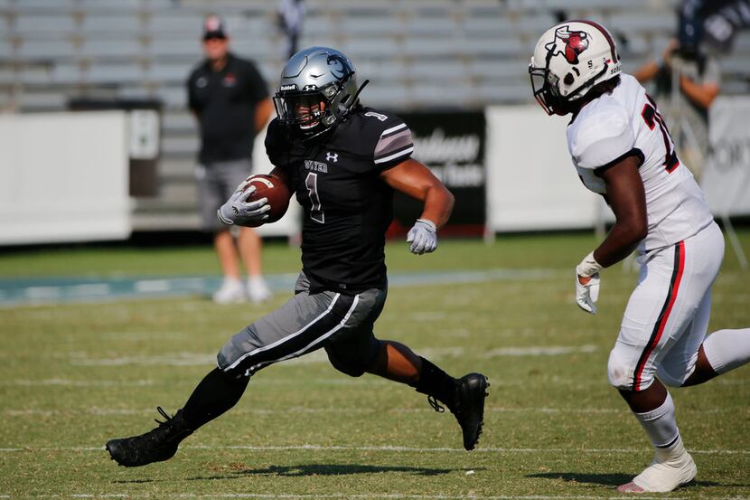 Denton Guyer running back Kaedric Cobbs (1) plays against Cedar Hill during the first half...