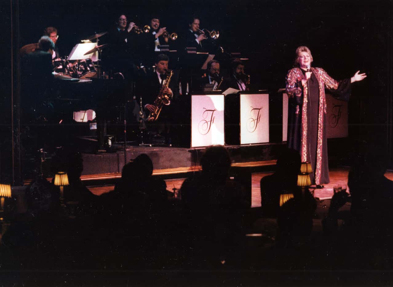  Rosemary Clooney performs at the Fairmont Hotel's Venetian Room in the 1980s.