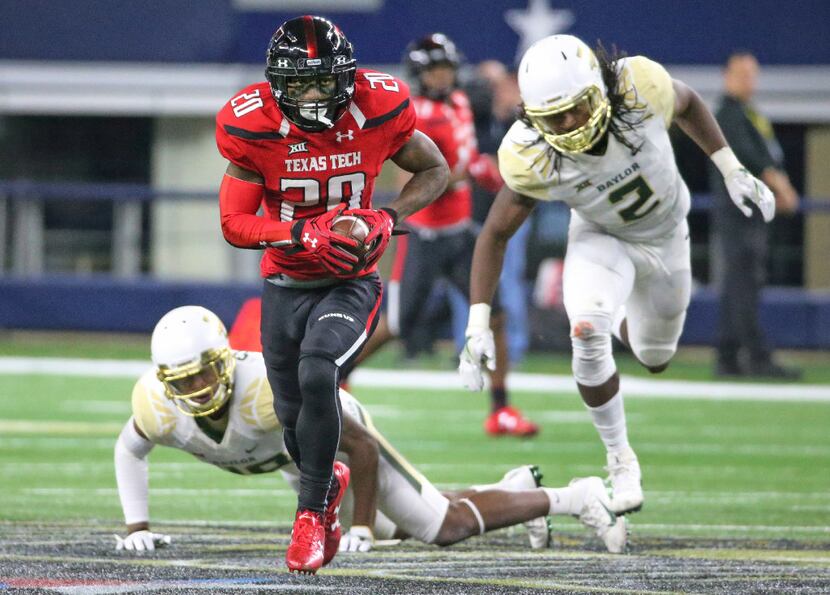 Texas Tech Red Raiders wide receiver Keke Coutee (20) eludes two Baylor defenders on his way...