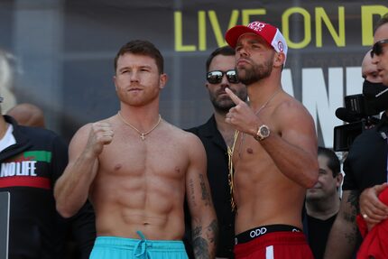 Saúl 'Canelo' Álvarez (izq) y Billy Joe Saunders durante la ceremonia de pesaje en el AT&T...