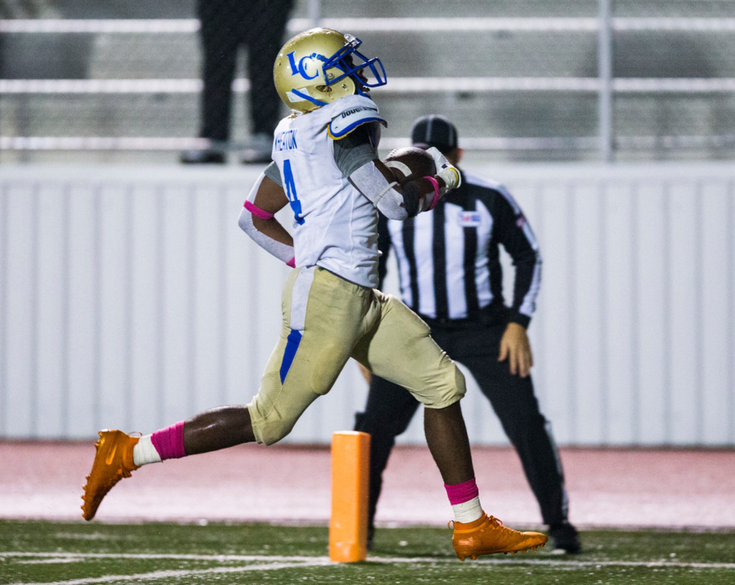 Garland Lakeview running back Camar Wheaton (4) runs to the end zone for a touchdown during...