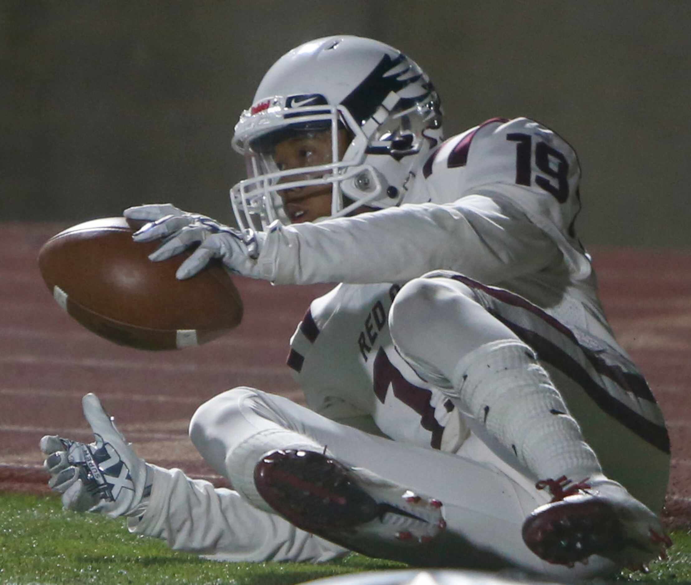 Red Oak receiver Coby Cavil (19) pulls in a 20-yard receiving touchdown during first quarter...