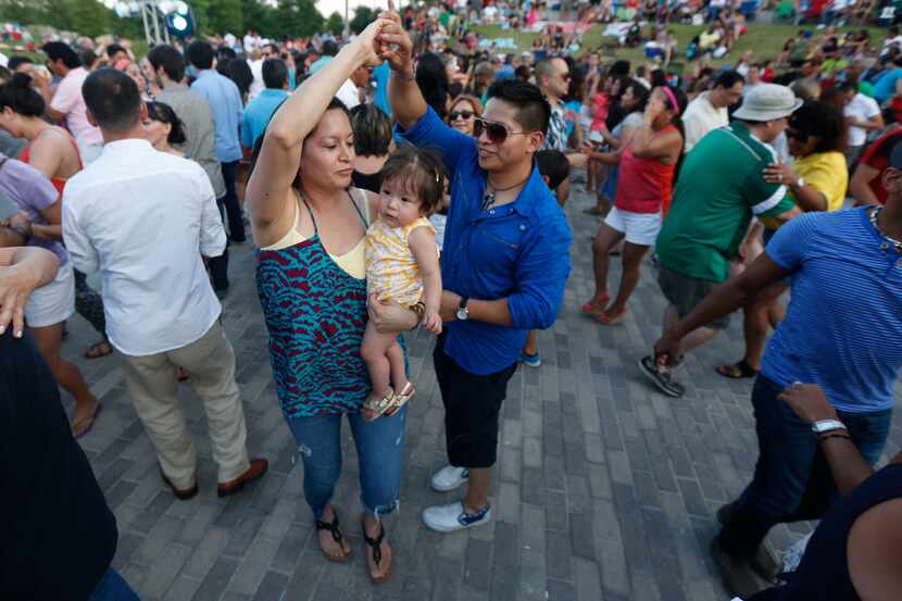 El Vitruvian Salsa Festival se realiza cada agosto en el Vitruvian Park de Addison