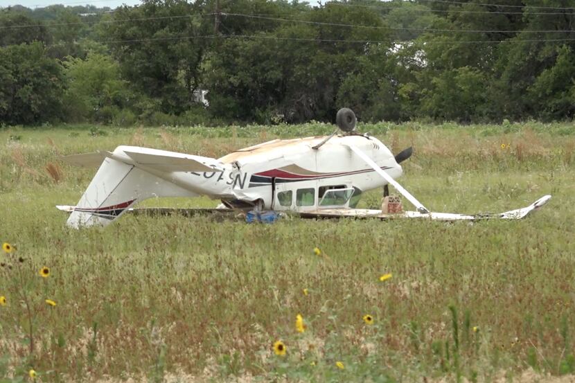 Three people were injured when a small plane crashed in Central Texas on Sunday morning.