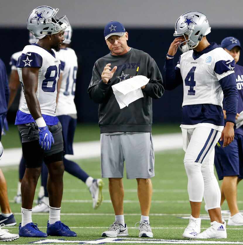 Dallas Cowboys offensive coordinator Scott Linehan talks with Dallas Cowboys wide receiver...