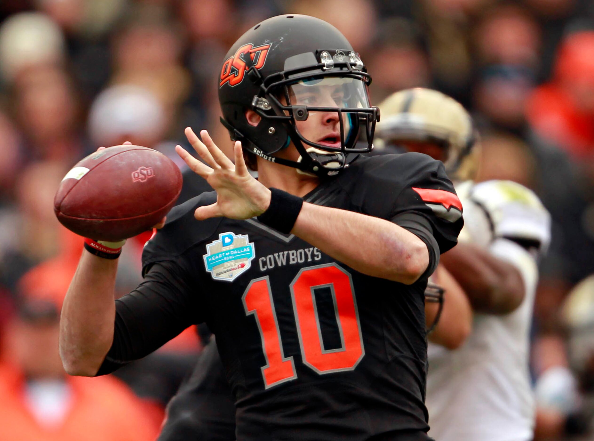 Oklahoma State Cowboys quarterback Clint Chelf (10) looks to pass during the first half of...