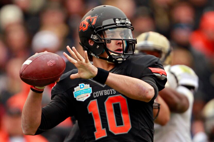 Oklahoma State Cowboys quarterback Clint Chelf (10) looks to pass during the first half of...