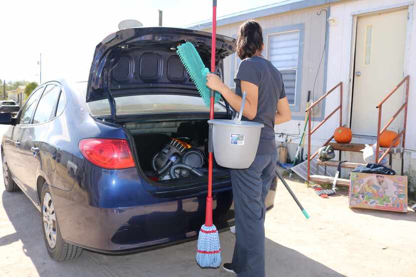 Mayra, 32, trabaja limpiando casas en El Paso. Ella teme ganar menos una vez que surjan más...