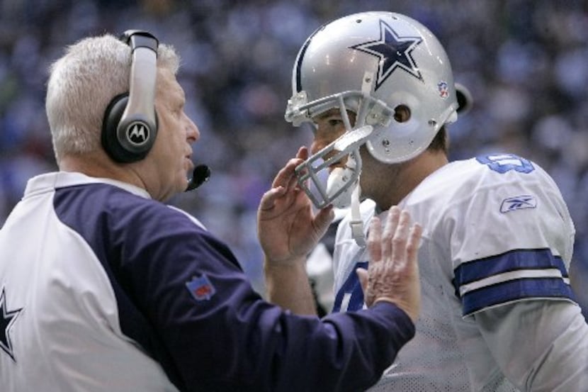 ORG XMIT: *S18F8F9F6* Dallas Cowboys quarterback Tony Romo (right) listens intently to head...