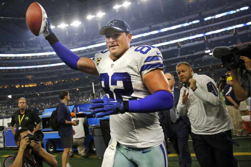 Dallas Cowboys tight end Jason Witten (82) runs off the field to the cheers of fans after...