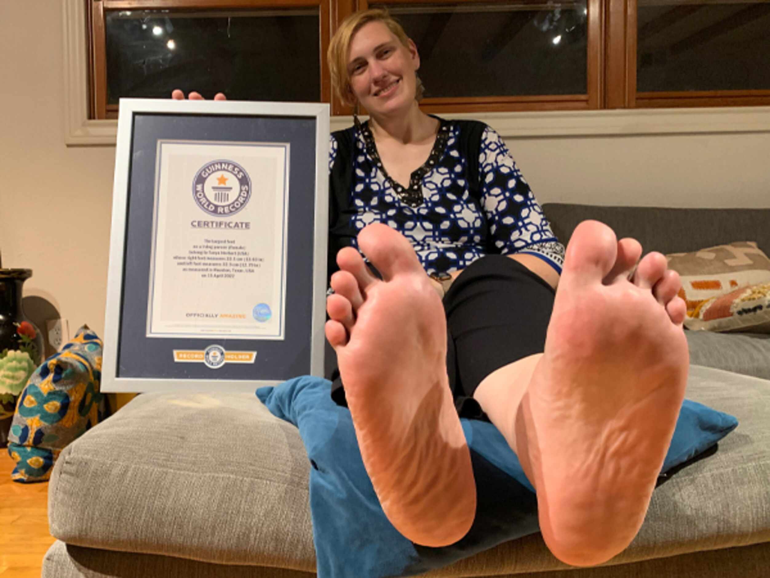 Mujer de Texas rompe récord Guinness por tener los pies más grandes del  mundo