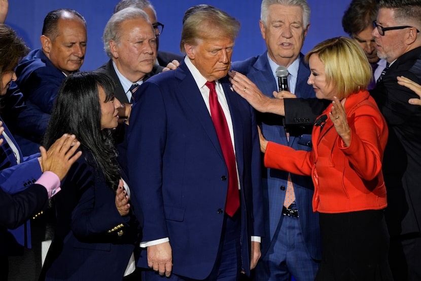 El excandidato presidencial republicano Donald Trump reza con la pastora Paula White durante...