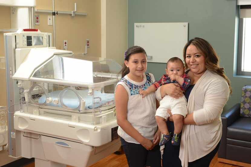 Magda Jiménez, de 32 años, con su hija Barbara, de 10 y su hijo Fernando, de 7 meses....