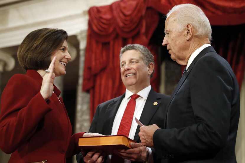 El vicepresidente Joe Biden administra el juramento a la nueva senadora demócrata por Nevada...