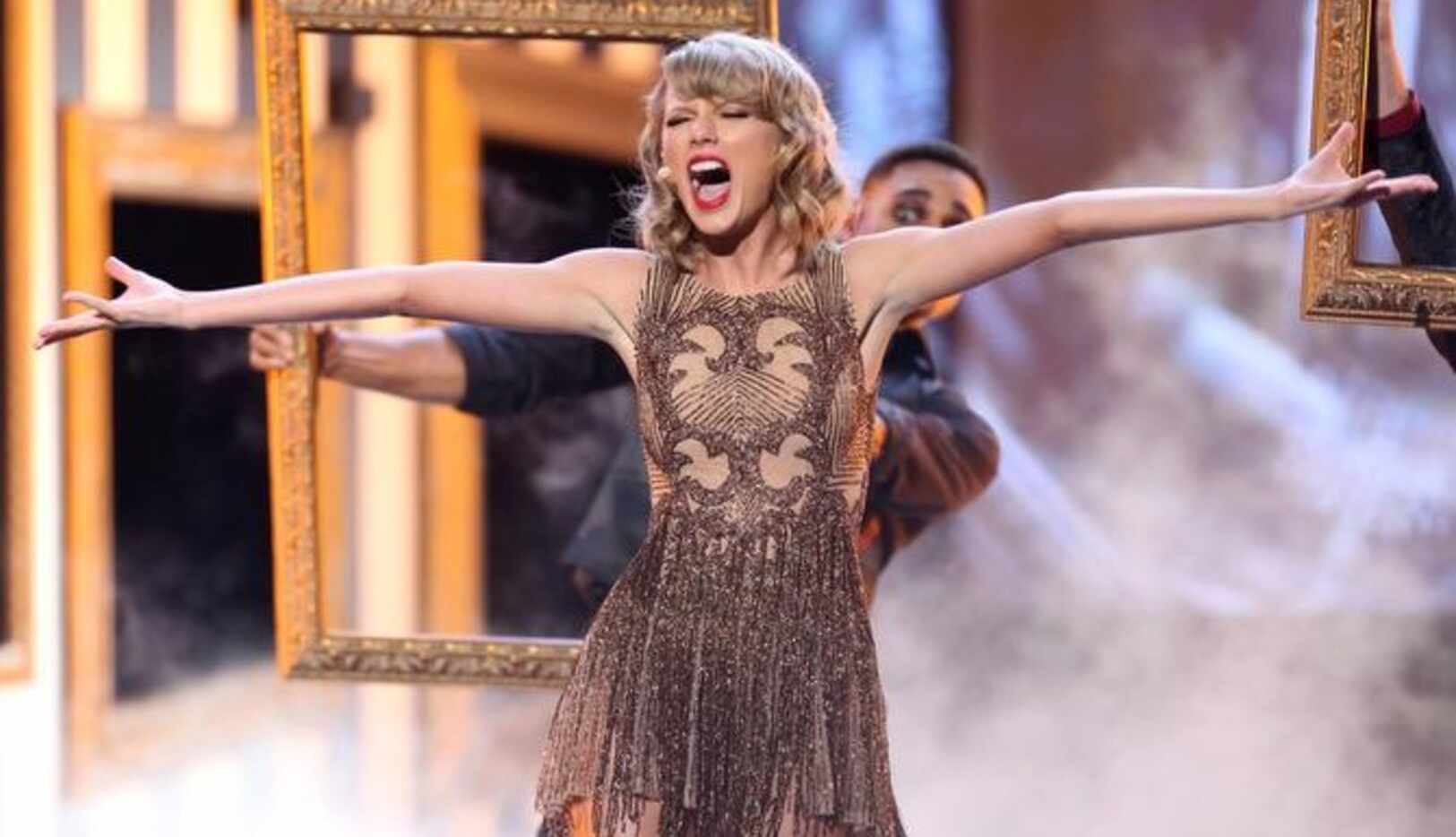 Taylor Swift abrió la ceremonia de los AMA interpretando “Blank Space” de su nuevo álbum...