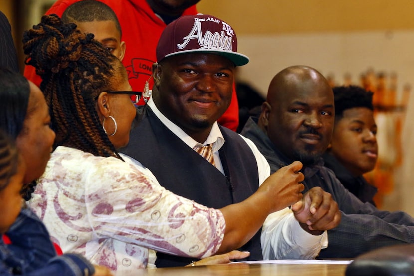 Feb 4, 2015; Gladewater, TX, USA; Daylon Mack signs his national letter of intent to with...