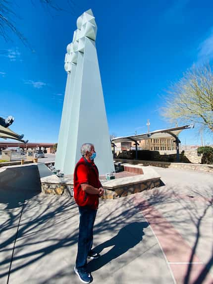 José Rodríguez espera en El Paso a sus familiares cruzar de Ciudad Juárez, Chihuahua, México.