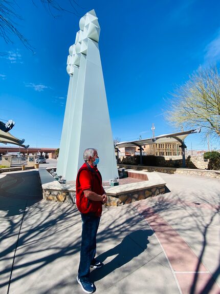 José Rodríguez espera en El Paso a sus familiares cruzar de Ciudad Juárez, Chihuahua, México.