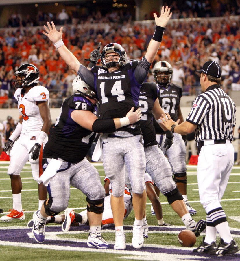 ORG XMIT: DMN1009042208495777 TCU's Andy Dalton (14) celebrates with teammates after scoring...