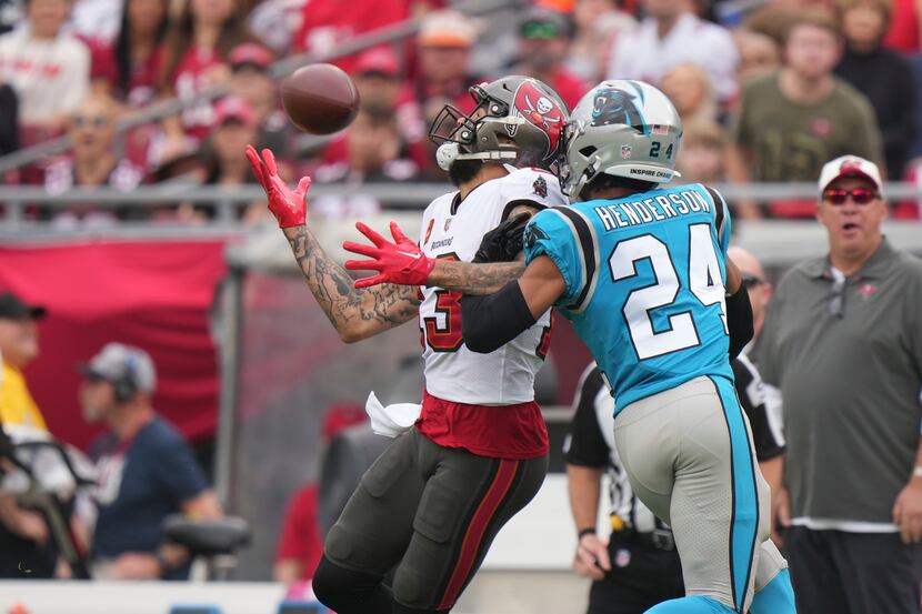 Tampa Bay Buccaneers wide receiver Mike Evans (13) tries unsuccessfully to catch a pass as...