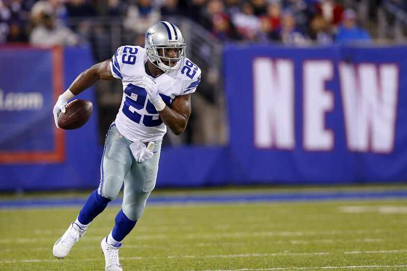 Dallas Cowboys running back DeMarco Murray (29) runs with the ball against the New York...