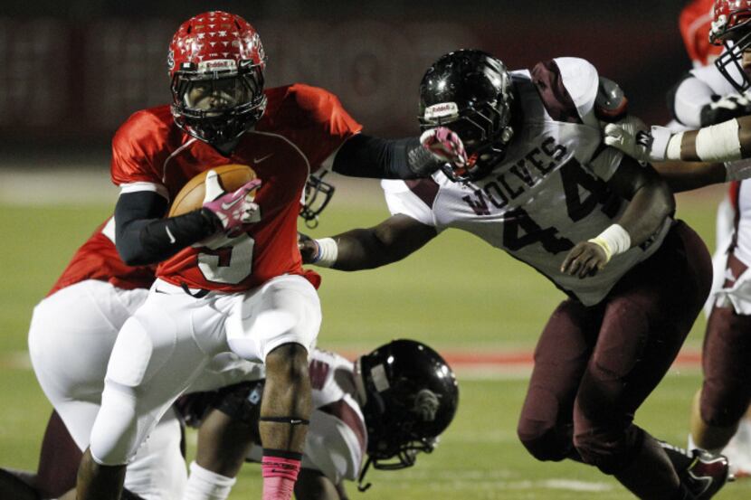 Cedar Hill's Peter Lewis (5) runs for a first down past Mansfield Timberview's Jacob Addison...