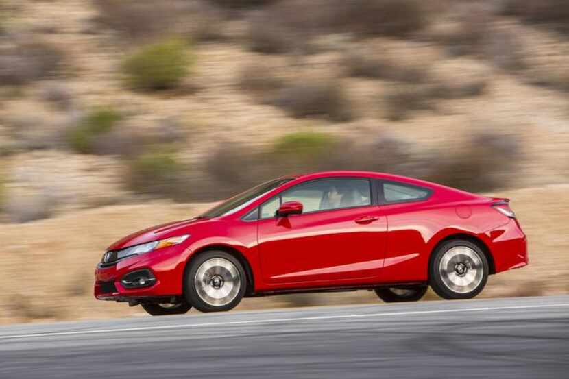 
The 2014 Honda Civic Si sports a gracefully curved top that sweeps into a short trunk.
