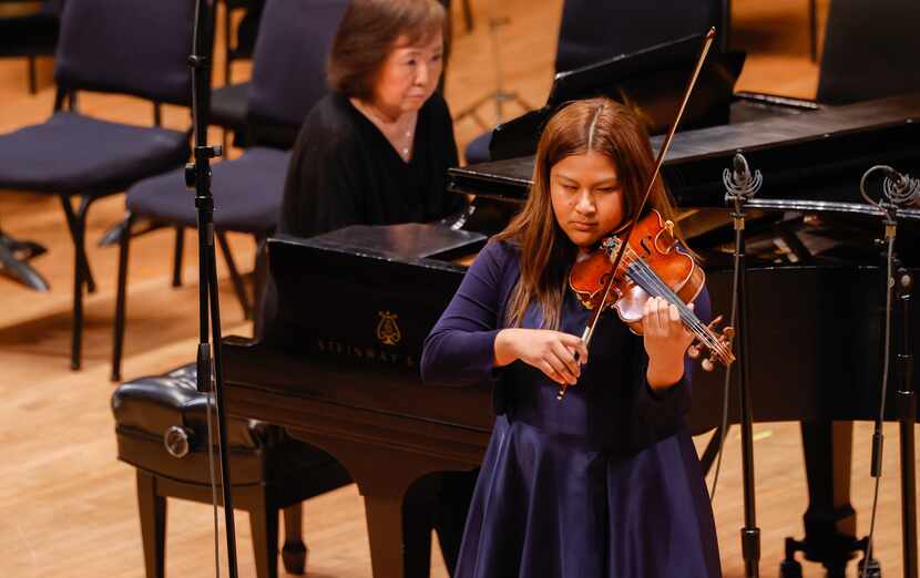 La estudiante de preparatoria Hannah Eustacio toca el violín en el escenario del Morton H....