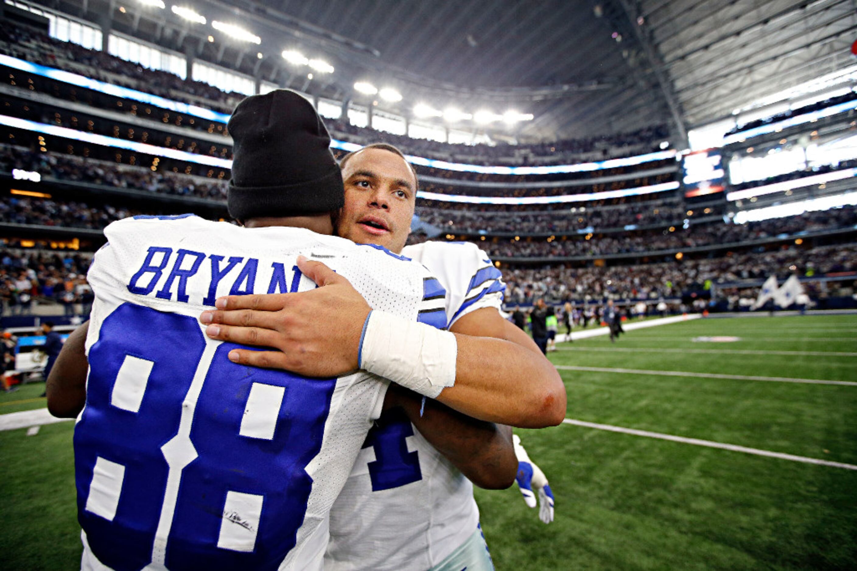 Oklahoma State players freak out when Dez Bryant reveals their new