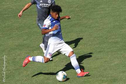 Kevin Bonilla plays a long pass against NYCFC in the 2019 DA U19 Finals.