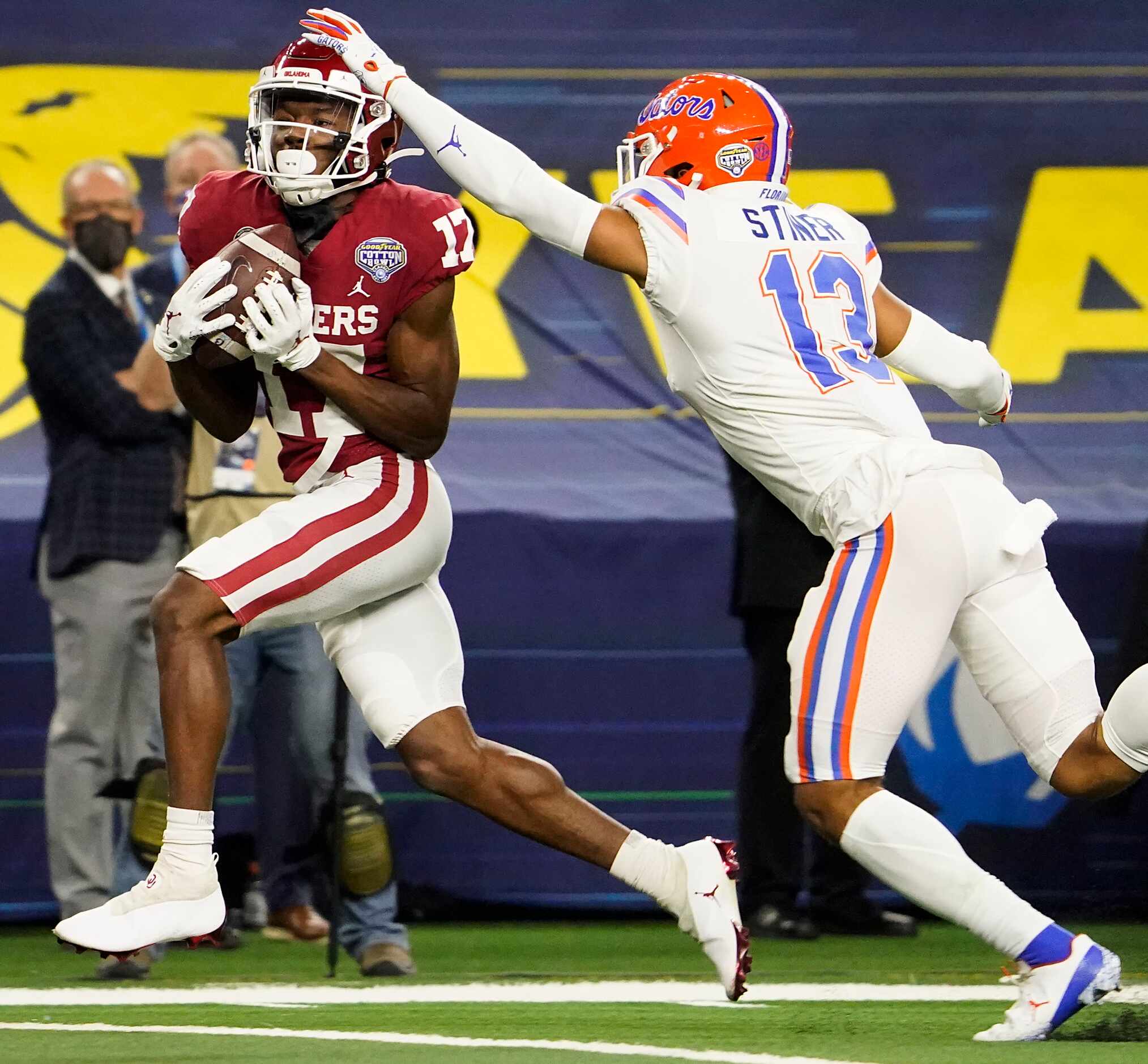 Oklahoma wide receiver Marvin Mims (17) catches a 27-yard touchdown pass as Florida...