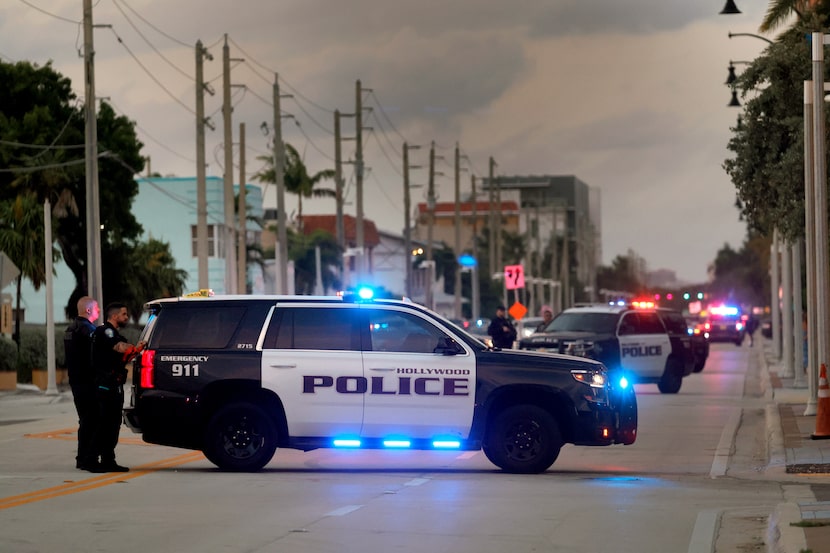 Policías investigan un tiroteo cerca del paseo marítimo de Hollywood en Hollywood, Florida,...