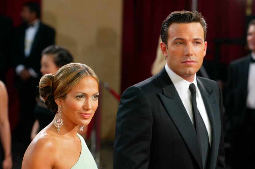 Jennifer Lopez y Ben Affleck en la entrega de los Oscar de 2003. Se sigue especulando sobre...