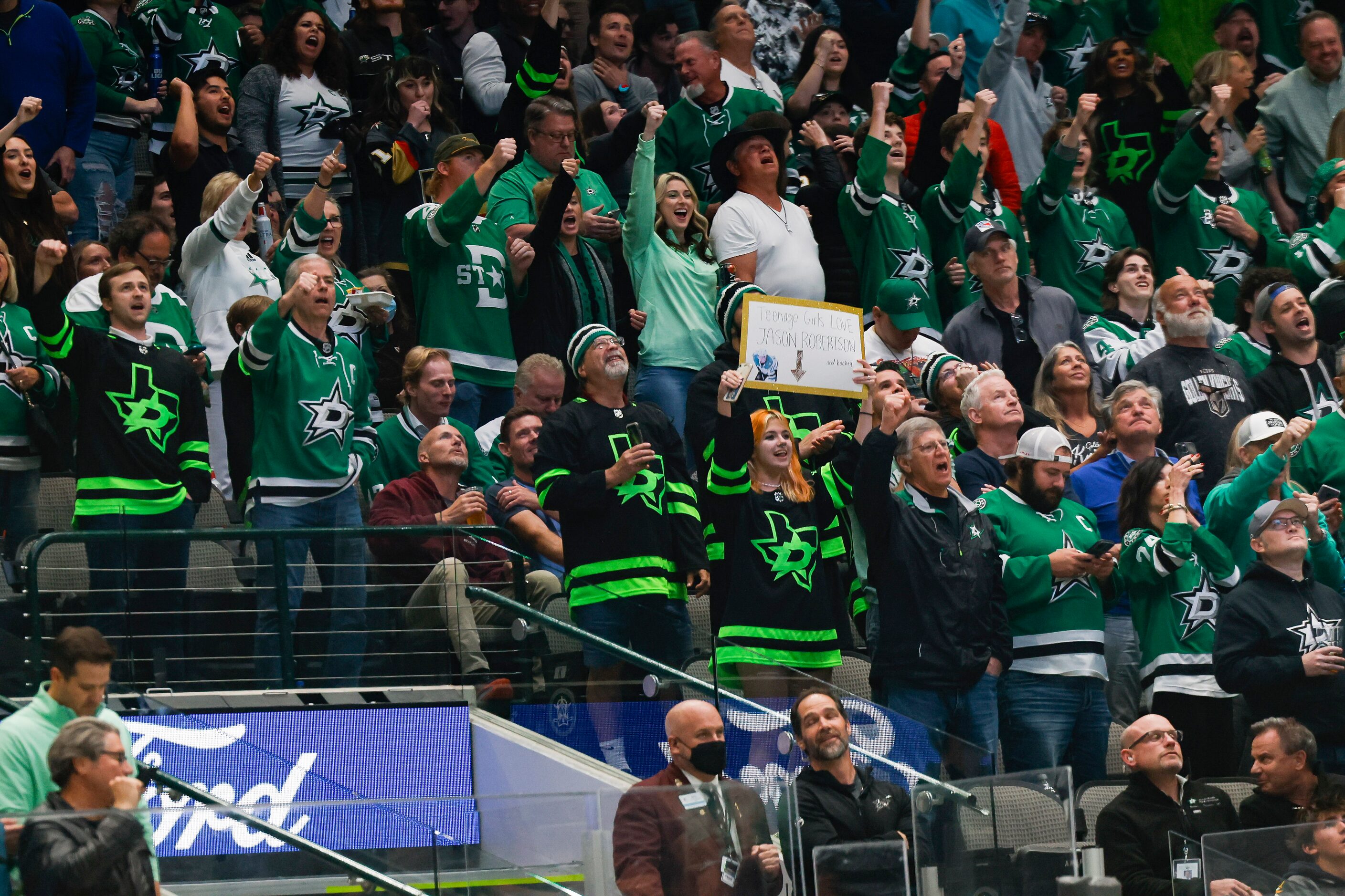 Dallas Stars fan celebrate Dallas Stars left wing Jason Robertson’s (21) goal against the...