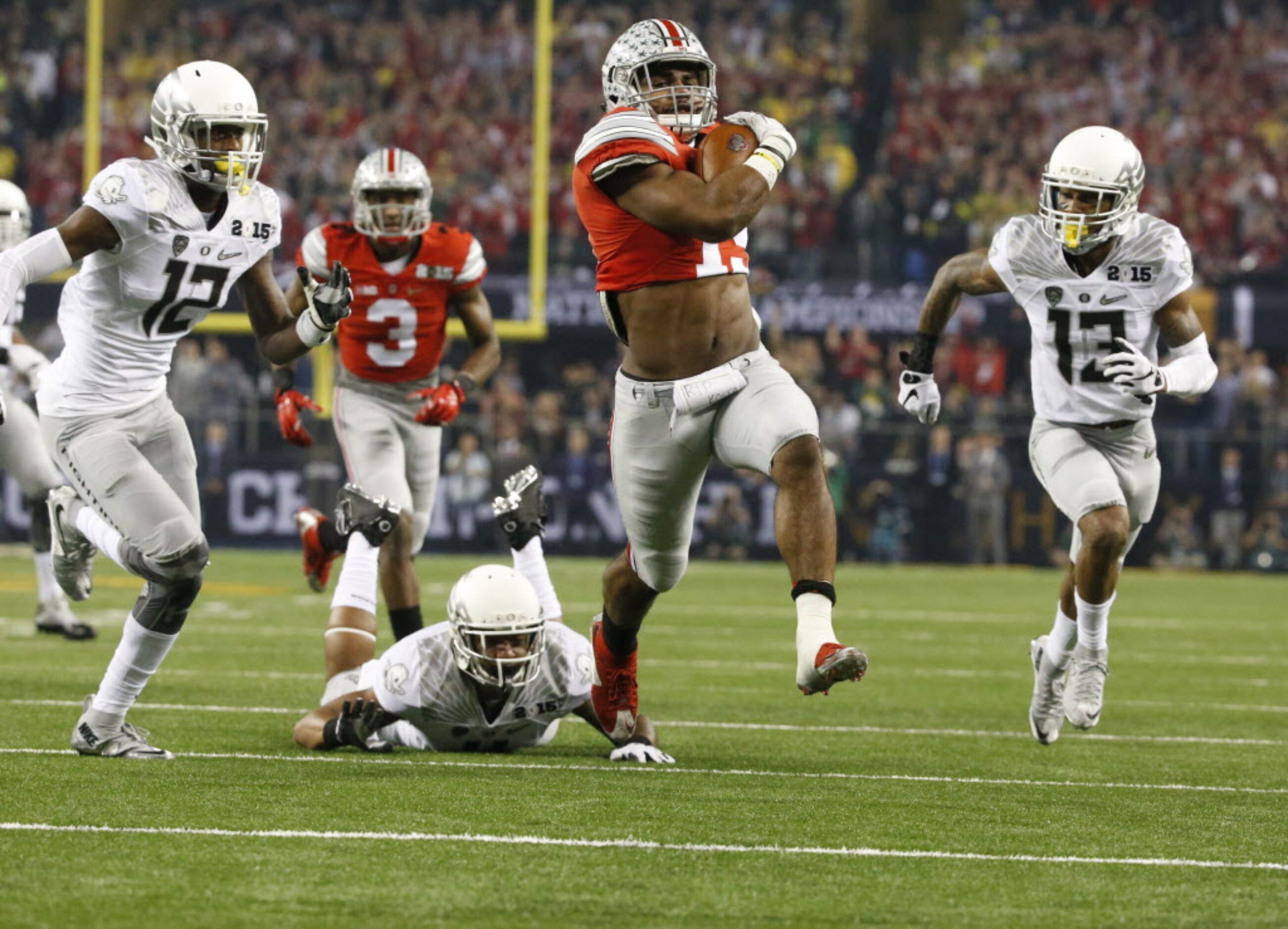 Ohio State Buckeyes running back Ezekiel Elliott (15) runs for a touchdown as they played...